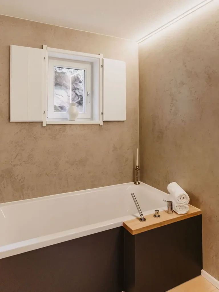 Rosen-Suite Badezimmer mit Badewanne